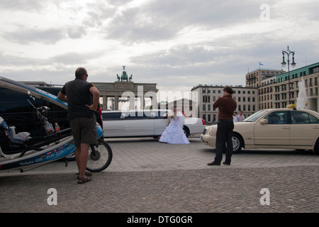 Brautpaar vor dem Brandenburger Tor in Berlin, Deutschland. Stockfoto