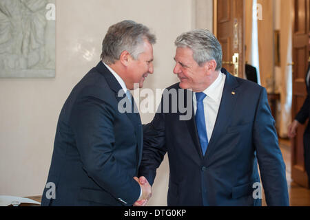 Berlin, Deutschland. 17. Februar 2014. Der deutsche Bundespräsident Joachim Gauck erhält sein Schweizer Amtskollege Präsident Aleksander Kwasniewski im Schloss Bellevue für bilaterale Gespräche. Bildnachweis: Goncalo Silva/NurPhoto/ZUMAPRESS.com/Alamy Live-Nachrichten Stockfoto