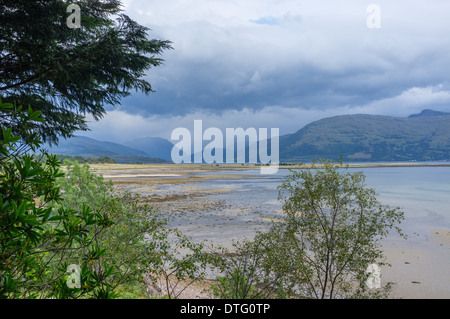 Blick auf Loch Linnhe in Richtung Fort William und Ben Nevis in den schottischen Highlands Stockfoto