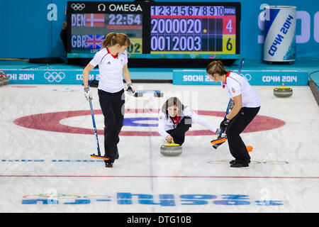 Sotschi, Krasnodar Krai, Rußland. 17. Februar 2014. Großbritanniens Eve MUIRHEAD liefert ein Stein während der Sitzung 12 der Round-Robin-Phase des Curling-Wettbewerb der Frauen in einem Match zwischen Großbritannien und Dänemark, von Ice Cube Curling Center, Coastal Cluster - XXII Olympische Winter-Spiele-Credit: Action Plus Sport/Alamy Live News Stockfoto