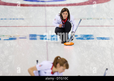 Sotschi, Krasnodar Krai, Rußland. 17. Februar 2014. Großbritanniens Eve MUIRHEAD reagiert nach liefert ein Stein während der Sitzung 12 der Round Robin-Phase der Frauen Wettbewerb in einem Match zwischen Großbritannien und Dänemark, von Ice Cube Curling Center, Coastal Cluster - XXII Olympische Winter-Spiele-Credit Curling ist: Action Plus Sport/Alamy Live News Stockfoto