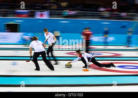 Sotschi, Krasnodar Krai, Rußland. 17. Februar 2014. Großbritanniens Eve MUIRHEAD liefert ein Stein während der Sitzung 12 der Round-Robin-Phase des Curling-Wettbewerb der Frauen in einem Match zwischen Großbritannien und Dänemark, von Ice Cube Curling Center, Coastal Cluster - XXII Olympische Winter-Spiele-Credit: Action Plus Sport/Alamy Live News Stockfoto