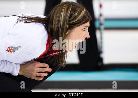 Sotschi, Krasnodar Krai, Rußland. 17. Februar 2014. Großbritanniens Eve MUIRHEAD schreit Anweisungen während der Sitzung 12 der Round-Robin-Phase des Curling-Wettbewerb der Frauen in einem Match zwischen Großbritannien und Dänemark, von Ice Cube Curling Center, Coastal Cluster - XXII Olympische Winter-Spiele-Credit: Action Plus Sport/Alamy Live News Stockfoto