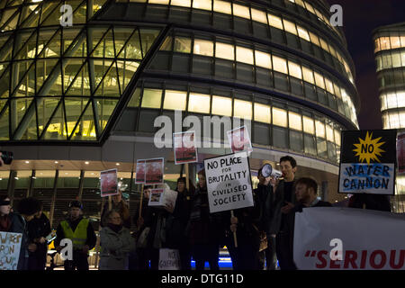 Rathaus, London, UK, 17. Februar 2014. Demonstranten versammeln sich außerhalb Rathaus um eine Metropolitan Police-Anforderung zu erwerben und verwenden Wasserwerfer für Instanzen von Unruhen zu protestieren. Die Kundgebung wurde von Dietrich Wagner, Pensionär, geblendet von einem Wasserwerfer in einem Umwelt-Protest in Deutschland besucht. Eine Petition gegen den Einsatz von Wasserwerfern, unterzeichnet von mehr als 35.000 präsentierte sich auf der offiziellen öffentlichen Sitzung im Rathaus. Stockfoto