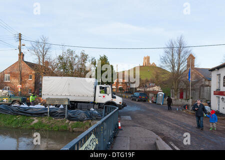 Burrowbridge, Somerset, UK. 16. Februar 2014.  Das britische Rote Kreuz halfen mit den Rettungsmaßnahmen in den Fluten der Somerset Levels bei Borrowbridge mit vielen Straßen, die noch geschlossen und keine Spur von den Gewässern zurückweichenden Credit: Living Ebenen Fotografie/Alamy Live News Stockfoto