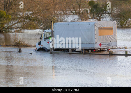 Burrowbridge, Somerset, UK. 16. Februar 2014.  Das britische Rote Kreuz halfen mit den Rettungsmaßnahmen in den Fluten der Somerset Levels bei Borrowbridge mit vielen Straßen, die noch geschlossen und keine Spur von den Gewässern zurückweichenden Credit: Living Ebenen Fotografie/Alamy Live News Stockfoto