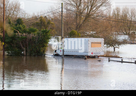 Burrowbridge, Somerset, UK. 16. Februar 2014.  Das britische Rote Kreuz halfen mit den Rettungsmaßnahmen in den Fluten der Somerset Levels bei Borrowbridge mit vielen Straßen, die noch geschlossen und keine Spur von den Gewässern zurückweichenden Credit: Living Ebenen Fotografie/Alamy Live News Stockfoto