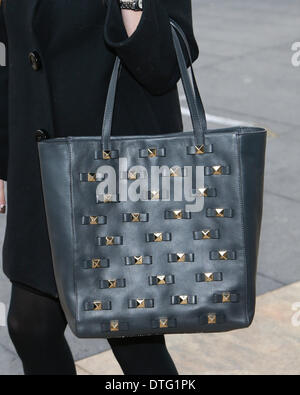 Andreia Simoes Ankunft in der Start-und Landebahn Betsey Johnson in New York City; † 12. Februar 2014 - Foto anzeigen: Start-und Landebahn Manhattan/Charles Eshelman/Picture Alliance Stockfoto