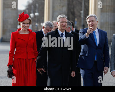 Berlin, Deutschland. 17. Februar 2014. Klaus Wowereit, regierende Bürgermeister von Berlin, Grüße König Philippe und Königin Mathilde von belgischen und Spaziergang durch das Brandenburger Tor am Paris Platz in Berlin. / Bild: Königin Mathilde und König Philippe von belgischen Klaus Wowereit (SPD), Bürgermeister von Berlin. Bildnachweis: Reynaldo Paganelli/NurPhoto/ZUMAPRESS.com/Alamy Live-Nachrichten Stockfoto