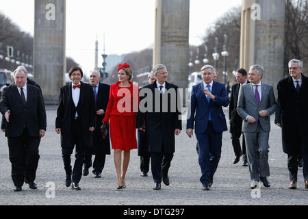 Berlin, Deutschland. 17. Februar 2014. Klaus Wowereit, regierende Bürgermeister von Berlin, Grüße König Philippe und Königin Mathilde von belgischen und Spaziergang durch das Brandenburger Tor am Paris Platz in Berlin. / Bild: Königin Mathilde und König Philippe von belgischen Klaus Wowereit (SPD), Bürgermeister von Berlin. Bildnachweis: Reynaldo Paganelli/NurPhoto/ZUMAPRESS.com/Alamy Live-Nachrichten Stockfoto