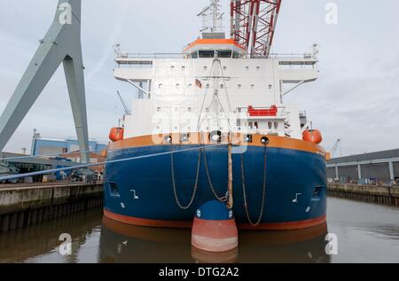 Hamburg, Deutschland. 17. Februar 2014. Wind Turbine Installation Schiff Aeolus ist auf der Sietas-Werft in Hamburg, Deutschland, 17. Februar 2014 festgemacht. Aeolus ist das erste Wind Turbine Installation Schiff entworfen und gebaut in Deutschland und wird für den Bau von Windkraftanlagen an der Eneco Luchterduinen Windpark ab Juli 2014 von Van Oord verwendet werden. Foto: MARKUS SCHOLZ/DPA/Alamy Live-Nachrichten Stockfoto