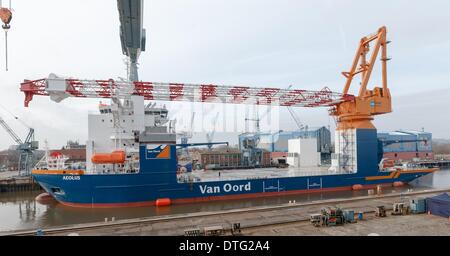Hamburg, Deutschland. 17. Februar 2014. Wind Turbine Installation Schiff Aeolus ist auf der Sietas-Werft in Hamburg, Deutschland, 17. Februar 2014 festgemacht. Aeolus ist das erste Wind Turbine Installation Schiff entworfen und gebaut in Deutschland und wird für den Bau von Windkraftanlagen an der Eneco Luchterduinen Windpark ab Juli 2014 von Van Oord verwendet werden. Foto: MARKUS SCHOLZ/DPA/Alamy Live-Nachrichten Stockfoto