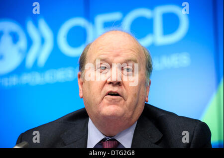 Irische Finanzminister Michael Noonan während einer OECD-Sitzung am "der Euro-Zone am Scheideweg: Politik für Wachstum, Beschäftigung und Wettbewerbsfähigkeit im EU-Hauptquartier in Brüssel, Belgien auf 17.02.2014 von Wiktor Dabkowski Stockfoto