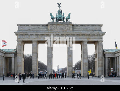 Berlin, Deutschland. 17. Februar 2014. Klaus Wowereit, regierende Bürgermeister von Berlin, Grüße König Philippe und Königin Mathilde von belgischen und Spaziergang durch das Brandenburger Tor am Paris Platz in Berlin. / Bild: Königin Mathilde und König Philippe von belgischen Klaus Wowereit (SPD), Bürgermeister von Berlin. Bildnachweis: Reynaldo Paganelli/NurPhoto/ZUMAPRESS.com/Alamy Live-Nachrichten Stockfoto