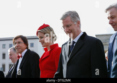 Berlin, Deutschland. 17. Februar 2014. Klaus Wowereit, regierende Bürgermeister von Berlin, Grüße König Philippe und Königin Mathilde von belgischen und Spaziergang durch das Brandenburger Tor am Paris Platz in Berlin. / Bild: Königin Mathilde und König Philippe von belgischen Klaus Wowereit (SPD), Bürgermeister von Berlin. Bildnachweis: Reynaldo Paganelli/NurPhoto/ZUMAPRESS.com/Alamy Live-Nachrichten Stockfoto