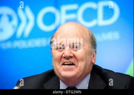 Irische Finanzminister Michael Noonan während einer OECD-Sitzung am "der Euro-Zone am Scheideweg: Politik für Wachstum, Beschäftigung und Wettbewerbsfähigkeit im EU-Hauptquartier in Brüssel, Belgien auf 17.02.2014 von Wiktor Dabkowski Stockfoto