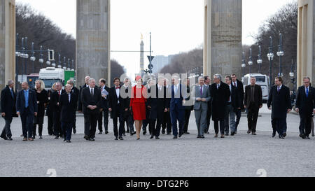 Berlin, Deutschland. 17. Februar 2014. Klaus Wowereit, regierende Bürgermeister von Berlin, Grüße König Philippe und Königin Mathilde von belgischen und Spaziergang durch das Brandenburger Tor am Paris Platz in Berlin. / Bild: Königin Mathilde und König Philippe von belgischen Klaus Wowereit (SPD), Bürgermeister von Berlin. Bildnachweis: Reynaldo Paganelli/NurPhoto/ZUMAPRESS.com/Alamy Live-Nachrichten Stockfoto