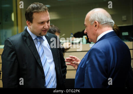 Polnische Agricuture Minister Stanislaw Kelemba (R) und tschechischen Landwirtschaft Minsiter Marian Jurecka zu Beginn des Agricuture und Fischereirat am Sitz EU in Brüssel, Belgien am 17.02.2014 im Agrarbereich, wird die Kommission den Rat über ihren Vorschlag für eine Verordnung im Hinblick auf die Beihilferegelung für die Versorgung mit Obst und Gemüse und Milch in Schulen zu unterrichten. Minister werden auch auf die Situation des Milchsektors EU als Folge der Diskussion im Rat im Dezember auf der Konferenz über den EU-Milchsektor diskutieren, die letztes Jahr in Brüssel stattfand. von W Stockfoto