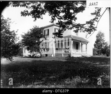 Das Bild des Phi Delta Theta-Hauses an der Miami University aus dem Jahr 1905 zeigt die historische Wohnung der Bruderschaft, die die Architektur und das Studentenleben des frühen 20. Jahrhunderts an der Universität in Oxford, Ohio, widerspiegelt. Stockfoto