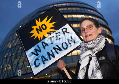 London, UK. 17. Februar 2014. . Dutzende versammeln, um zu protestieren gegen die Pläne von Bürgermeister Boris Johnson in Wasserwerfer zu bringen, um Demonstrationen zu unterwerfen. Bildnachweis: Paul Davey/Alamy Live-Nachrichten Stockfoto