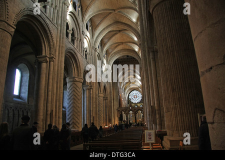 in dem Hauptschiff der Kathedrale von Durham, berühmten normannischen Kirche Stockfoto