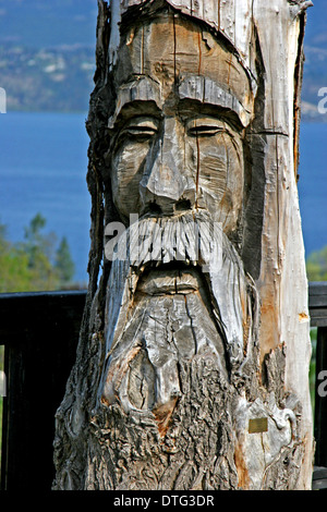 Riesige hölzerne Carving / Skulptur am Ufer des Okanagan Lake BC Kanada Stockfoto