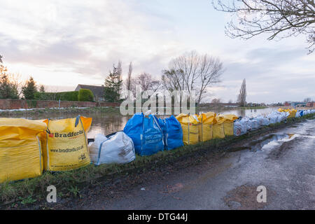 Burrowbridge, Somerset, Großbritannien um 17:26 Uhr am 16. Februar 2014.  Plumpen Taschen voller Sand aus lokalen Baufachhandel wurden zur Hochwasserschutz entlang dem Nordufer von Fluß Parrett bei Burrowbridge zu konstruieren. Bildnachweis: Living Ebenen Fotografie/Alamy Live-Nachrichten Stockfoto