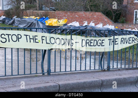 Burrowbridge, Somerset, UK. 16. Februar 2014.  Ein Banner platziert auf der Brücke über den Fluß Parrett bei Burrowbridge, schlägt eine langfristige Lösung für das Hochwasser in der Somerset Levels Kredit: Living Ebenen Fotografie/Alamy Live News Stockfoto