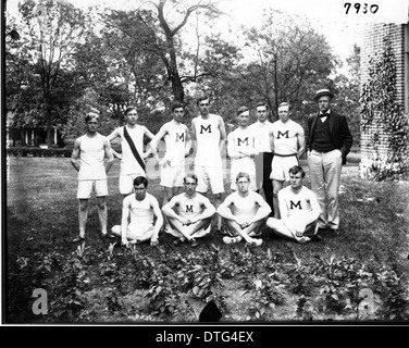 Dieses Gruppenporträt des Leichtathletikteams der Miami University aus dem Jahr 1907 fängt den sportlichen Geist des frühen 20. Jahrhunderts ein. Die Athleten werden in ihren Leichtathletikuniformen dargestellt und zeigen den Wettkampfcharakter des Hochschulsports und die Tradition des Leichtathletiksports an der Miami University. Stockfoto