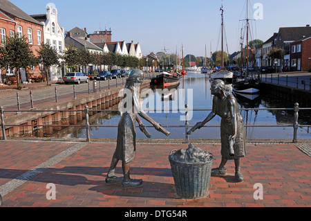 Alter Hafen mit Denkmal, Torfwieven, Weener, Ostfriesland, Niedersachsen, Deutschland Stockfoto