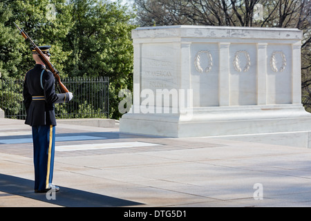 Das Grabmal der unbekannten auf dem Nationalfriedhof Arlington in Arlington, Virginia, ist auch bekannt als das Grab des unbekannten Soldaten mit Wache. Stockfoto