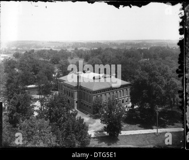 Dieses Luftbild aus dem Jahr 1898 zeigt einen Blick auf das Herron Gymnasium vom Turm des Old Main Building der Miami University aus. Das Bild bietet einen historischen Blick auf die Architektur und das Layout des Campus der Zeit und unterstreicht seine Rolle in der Geschichte der Universität. Stockfoto