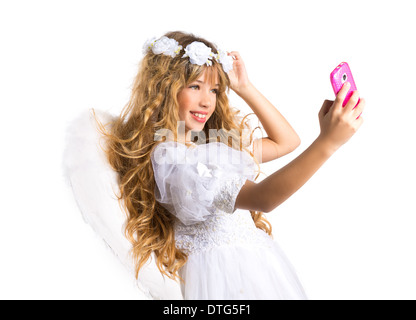 Angel blonde Mädchen, das Bild mobile Smartphone und Feder Flügel auf weißen Byod in den Himmel Stockfoto