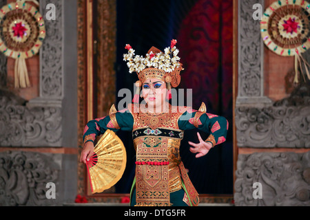 Balinesische Tänzerin während des Barong-Tanz-Show in Ubud, Bali Stockfoto