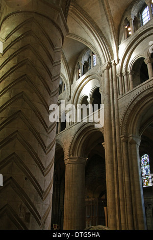 im Inneren der Kathedrale von Durham, einer massiven normannischen Kirche Stockfoto