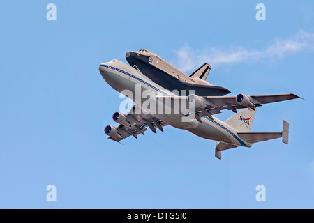 Enterprice Space Shuttle Huckepack auf der NASA Boeing 747 fliegen über den Hudson River in New York City. Stockfoto