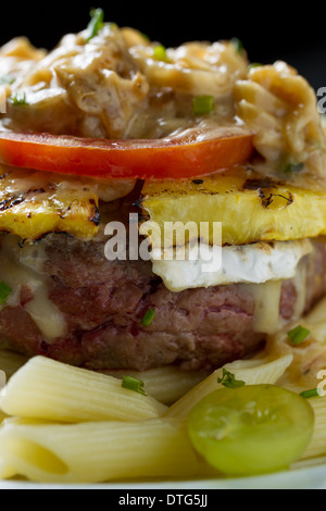 Leckeren tropischen Hamburger mit Ananas und pasta Stockfoto