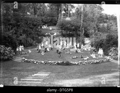Dieses Foto aus dem Jahr 1933 zeigt eine lebendige Open-Air-Theateraufführung am Western College. Die Veranstaltung, die Teil des Frauenbildungsprogramms ist, spiegelt das Engagement der Hochschule für Outdoor-Kunst und das Engagement in der Gemeinschaft wider. Stockfoto