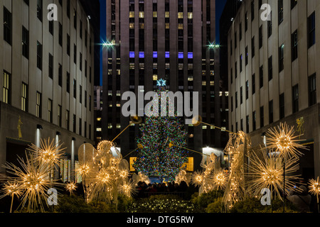Frühen Abend am Rockefeller Center mit der hellen und bunten Weihnachtsbaum und Weihnachtsschmuck. Stockfoto