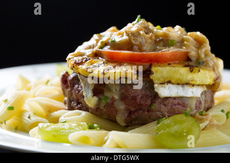 Leckeren tropischen Hamburger mit Ananas und pasta Stockfoto