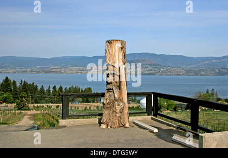 Riesige hölzerne Carving / Skulptur am Ufer des Okanagan Lake BC Kanada Stockfoto