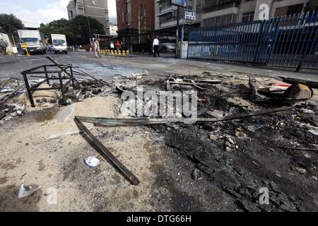 Miranda, Venezuela. 17. Februar 2014. Ein Mitarbeiter fegt die Straße vor dem Hauptquartier des öffentlichen Netzes venezolanischen Fernsehen in Caracas, Venezuela, am 17. Februar 2014. In den letzten Abend versammelten sich gewalttätige Demonstranten um das Hauptquartier der venezolanischen Fernsehen (VTV), Feuermachen in den Straßen und Schleudern von Molotow-Cocktails und Steinen. Bildnachweis: AVN/Xinhua/Alamy Live-Nachrichten Stockfoto