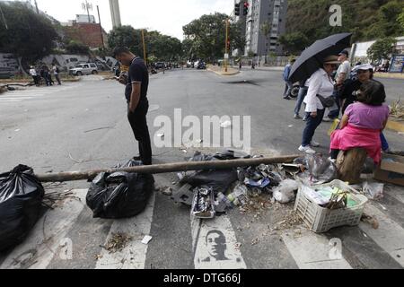 Miranda, Venezuela. 17. Februar 2014. Menschen weiter Sperrung einer Straße in Caurimare, Caracas, Venezuela, am 17. Februar 2014. In den letzten Abend versammelten sich gewalttätige Demonstranten um das Hauptquartier der venezolanischen Fernsehen (VTV), Feuermachen in den Straßen und Schleudern von Molotow-Cocktails und Steinen. Bildnachweis: AVN/Xinhua/Alamy Live-Nachrichten Stockfoto