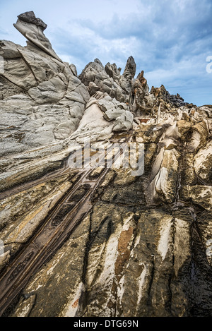 Dramatische Lava Rock-Formation bezeichnet die Drachenzähne in Maui. Stockfoto