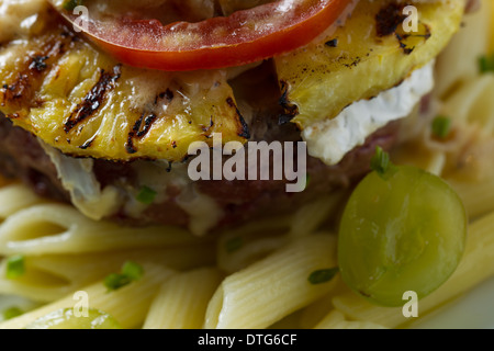 Leckeren tropischen Hamburger mit Ananas und pasta Stockfoto