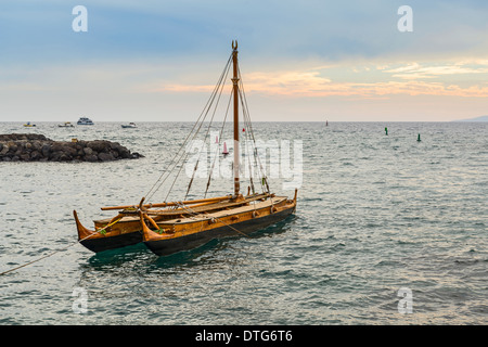 Ein sehr altes Segelboot auf der hawaiianischen Insel Maui. Stockfoto