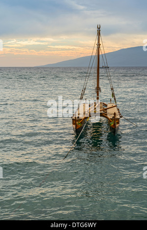 Ein sehr altes Segelboot auf der hawaiianischen Insel Maui. Stockfoto