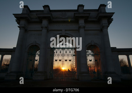 Sonnenuntergang am Victoria Kriegerdenkmal auf dem Damm in Nottingham, England UK Stockfoto