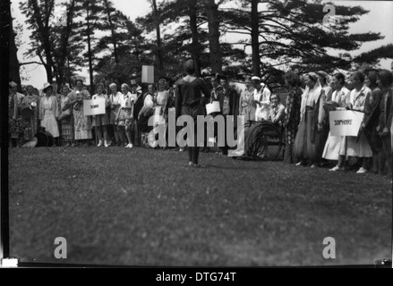 Dieses Foto aus dem Jahr 1933 zeigt das Western College in Oxford, Ohio, das den Tree Day feiert, eine Tradition, in der Theateraufführungen im Freien gezeigt werden. Das Bild zeigt Kostüme und die Teilnahme von Frauen am Open-Air-Theater und unterstreicht den historischen Kontext der Frauenbildung an der Miami University. Stockfoto