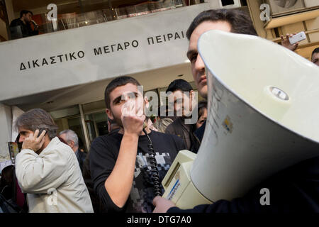 Athen, Griechenland, 17. Februar 2014. Studenten versammelten sich vor dem Gericht von Piräus schreien Parolen gegen Eingriffe der Polizei in Schulen. Polizei haben vor kurzem als Schüler des Lyzeums Keratsini, über einen Protest zu hinterfragen und auch versucht, vertrauliche Informationen über die politischen Überzeugungen der Eltern zu erhalten. Bildnachweis: Nikolas Georgiou/Alamy Live-Nachrichten Stockfoto